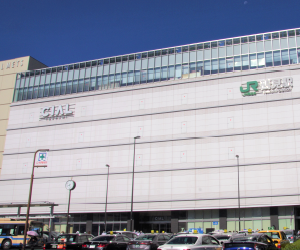 京急鶴見駅西口を出たら、JR鶴見駅に隣接している「CIAL」を目指して歩いて下さい。