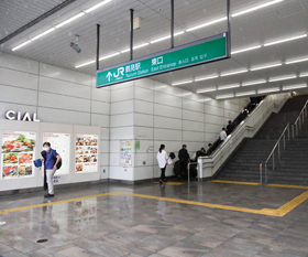 「CIAL」1階にJR鶴見駅東口があります。このエスカレーターを上がって下さい。