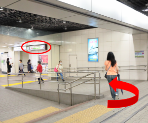 連絡通路を渡ると写真のように「鶴見はまかぜクリニック」の看板が見えてきます。この看板がある、階段をおりてJR鶴見駅西口を出て下さい。